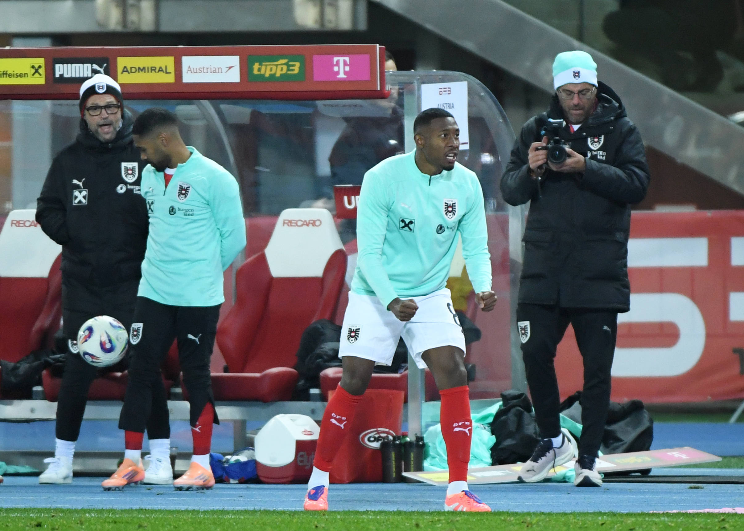 包含奥地利国家队赢得重要胜利，奥地利球员激情庆祝的词条